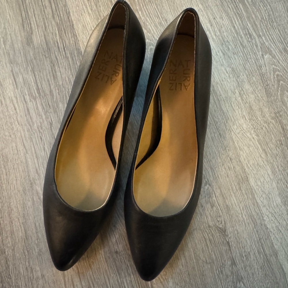 Classic Black Naturalizer Heel - Picture 2 of 3